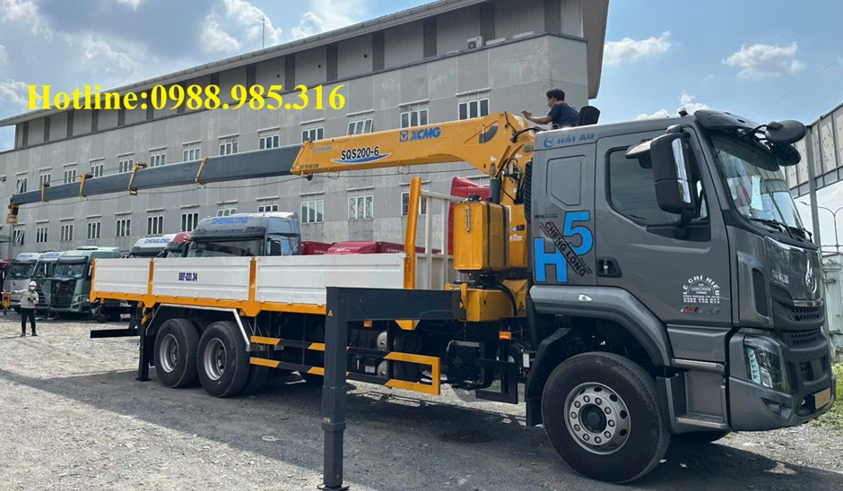 Xe cẩu tự hành 3 chân gắn cẩu XCMG 8 Tấn